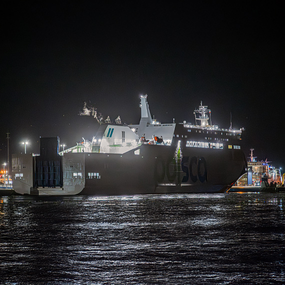 Jantar Unity ju� w �winouj�ciu. Prom testowany na terminalu przed rejsem do Szczecina