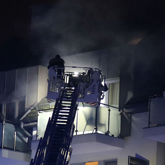 Po�ar mieszkania przy U�a�skiej. Ewakuacja mieszka�c�w, nie �yje kot. Zobacz film!