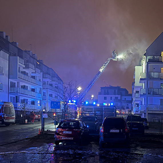 Po�ar mieszkania przy U�a�skiej. Ewakuacja mieszka�c�w, nie �yje kot. Zobacz film!