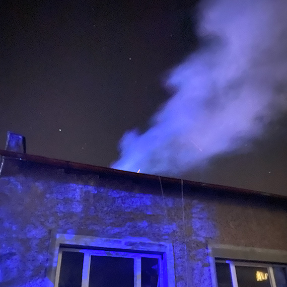 Po�ar komina przy ulicy �u�yckiej w �winouj�ciu. Interweniowa�a stra� po�arna