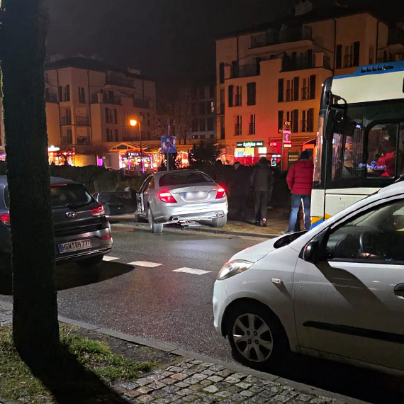 Mercedes zawiesi� si� na pniu przy Uzdrowiskowej. Drzewo �ci�te, ale robota niedoko�czona