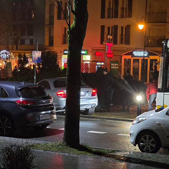 Mercedes zawiesi� si� na pniu przy Uzdrowiskowej. Drzewo �ci�te, ale robota niedoko�czona