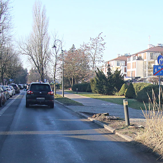 Mercedes zawiesi� si� na pniu przy Uzdrowiskowej. Drzewo �ci�te, ale robota niedoko�czona