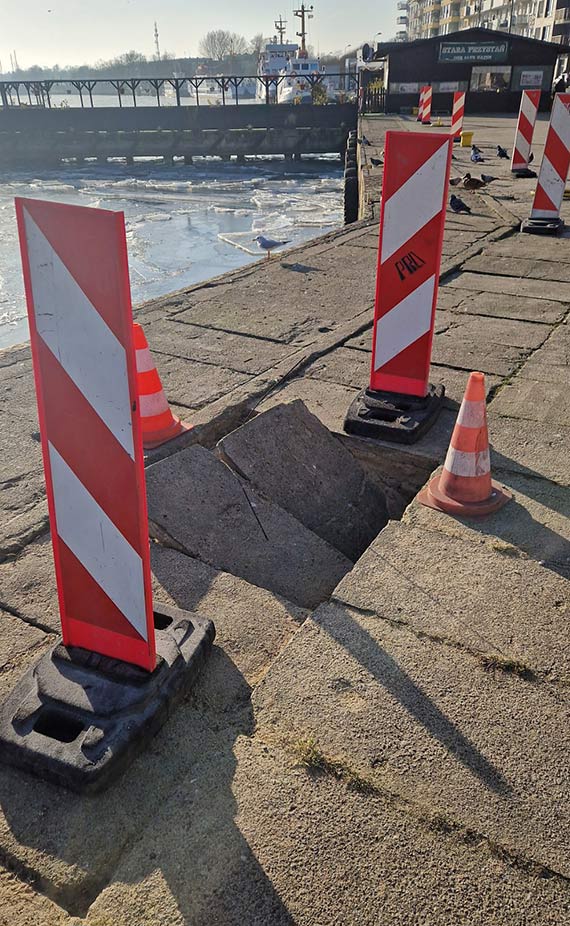 Zapadlisko na nabrze�u w �winouj�ciu. ZDMi� zabezpieczy� teren i zapowiada dalsze dzia�ania