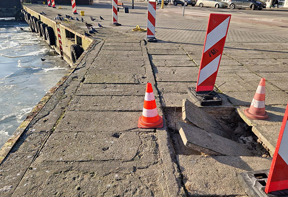 Zapadlisko na nabrze�u w �winouj�ciu. ZDMi� zabezpieczy� teren i zapowiada dalsze dzia�ania