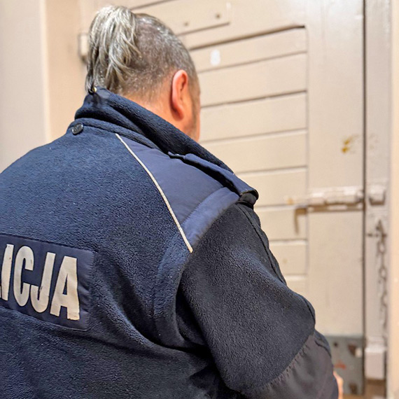 Zniewa�y�, naruszy� nietykalno�� cielesn� funkcjonariuszy, a tak�e wywiera� wp�yw na czynno�ci urz�dowe, za swoje zachowanie odpowiedzia� przed S�dem