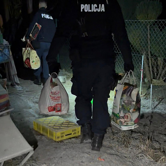 Zg�oszenie bez przest�pstwa. Policjanci ze �winouj�cia ogrzali ludzk� tragedi�