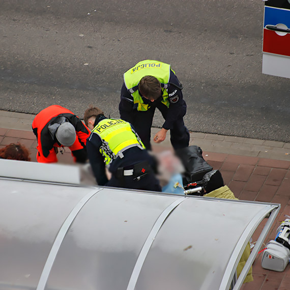 Reanimacja na przystanku na Osiedlu Zachodnim. Walka o �ycie starszego m�czyzny