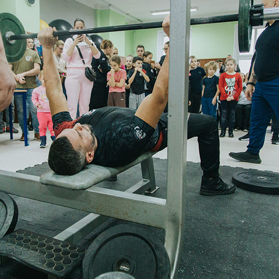 Biegali, nurkowali, wspinali si�, wyciskali... wszystko dla chorych dzieci. Po sportowej sobocie, czas na wielki fina� WO�P!