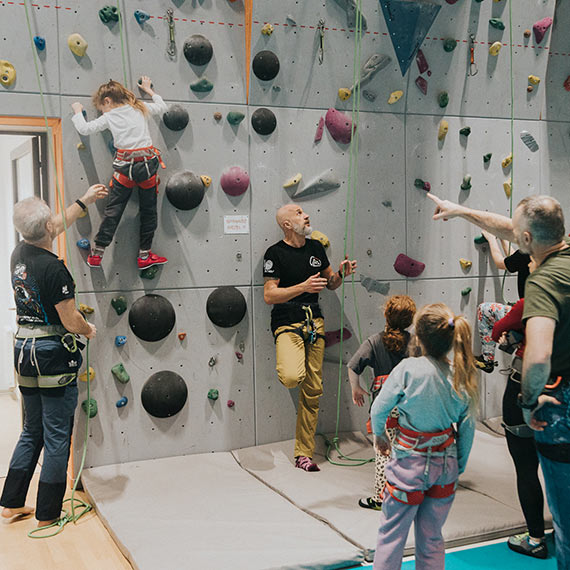 Biegali, nurkowali, wspinali si�, wyciskali... wszystko dla chorych dzieci. Po sportowej sobocie, czas na wielki fina� WO�P!