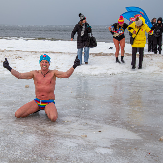 Morsy dla WO�P wesz�y do lodowatej wody. By�y brawa, dzieci i zagraniczni tury�ci. Zobacz film!