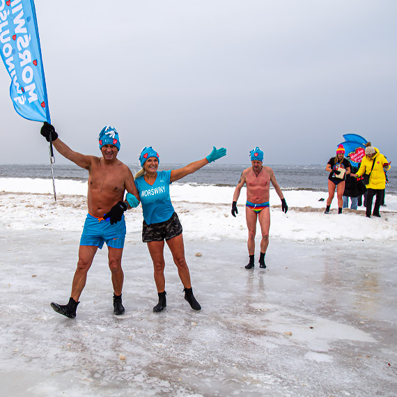 Morsy dla WO�P wesz�y do lodowatej wody. By�y brawa, dzieci i zagraniczni tury�ci. Zobacz film!