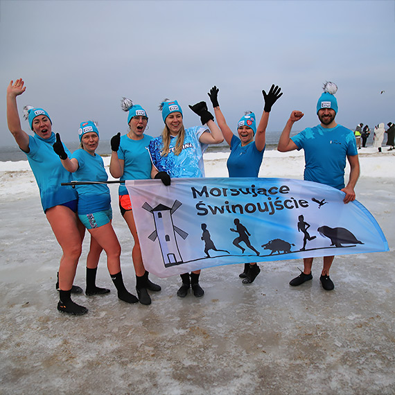 Morsy dla WO�P wesz�y do lodowatej wody. By�y brawa, dzieci i zagraniczni tury�ci. Zobacz film!