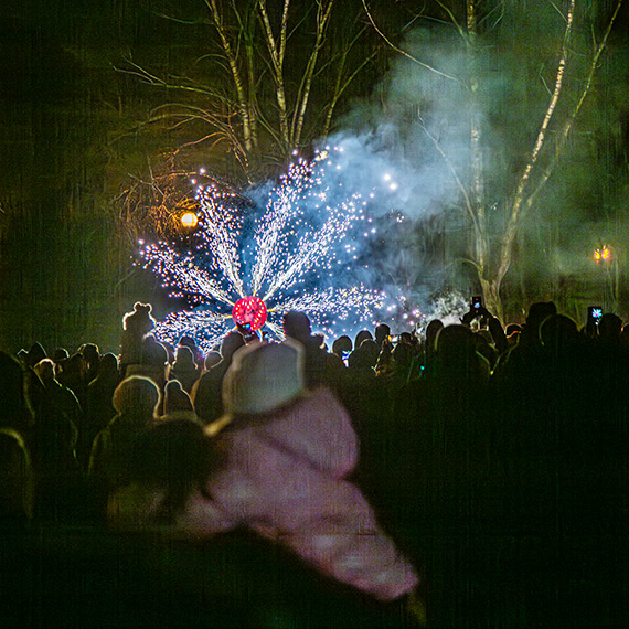 Przejmuj�cy ch��d wieczoru nie ostudzi� �winoujskich serc. Setki ludzi na fina�owej zabawie. Zobacz film!