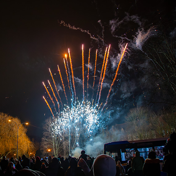 Przejmuj�cy ch��d wieczoru nie ostudzi� �winoujskich serc. Setki ludzi na fina�owej zabawie. Zobacz film!