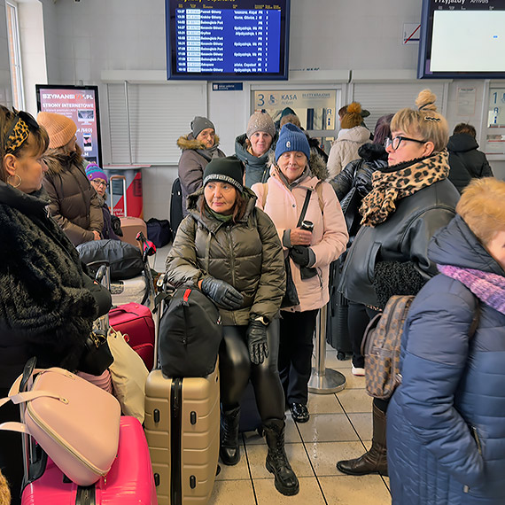 Interwencja. Kuracjusze utkn�li na dworcu PKP w �winouj�ciu. Godziny oczekiwania bez informacji i ogrzewania. Zobacz film!