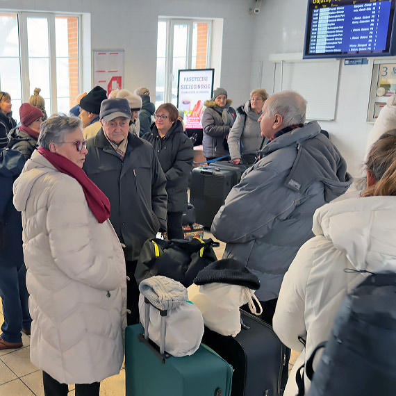 Interwencja. Kuracjusze utkn�li na dworcu PKP w �winouj�ciu. Godziny oczekiwania bez informacji i ogrzewania. Zobacz film!