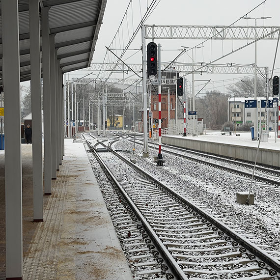 Interwencja. Kuracjusze utkn�li na dworcu PKP w �winouj�ciu. Godziny oczekiwania bez informacji i ogrzewania. Zobacz film!