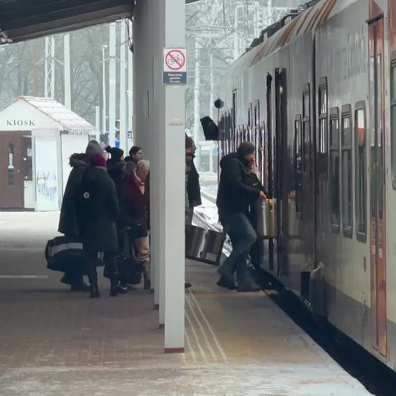 Pi�� godzin w zimnie na dworcu PKP. Miasto interweniowa�o, przewo�nik zawi�d�. Zobacz film!