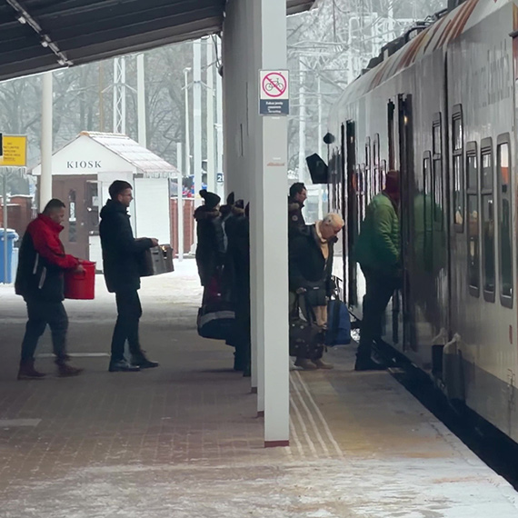 Pi�� godzin w zimnie na dworcu PKP. Miasto interweniowa�o, przewo�nik zawi�d�. Zobacz film!