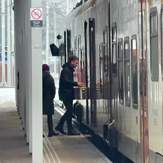 Pi�� godzin w zimnie na dworcu PKP. Miasto interweniowa�o, przewo�nik zawi�d�. Zobacz film!