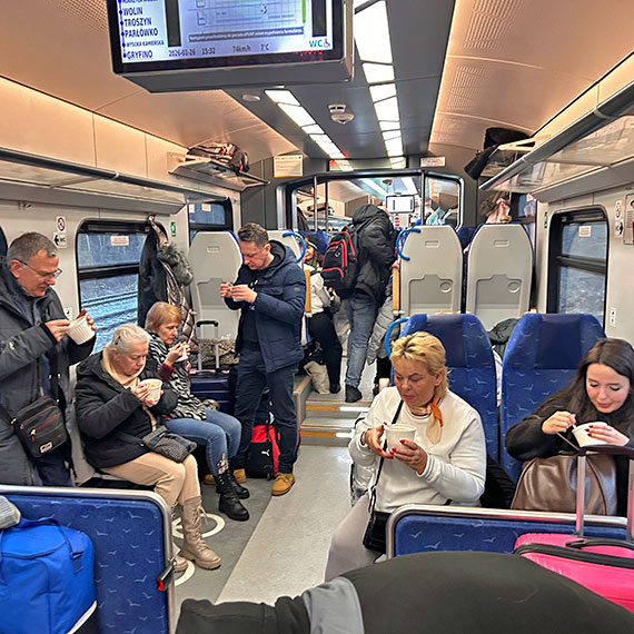 Go�oled� sparali�owa�a kolej. Zdezorientowani pasa�erowie na dworcu, miasto zapewni�o ciep�� zup� i herbat�