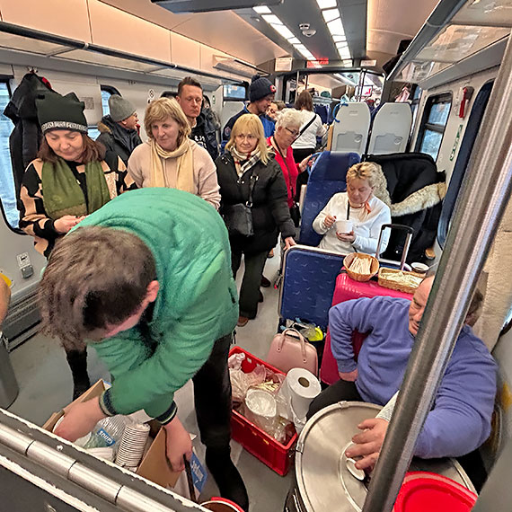 Go�oled� sparali�owa�a kolej. Zdezorientowani pasa�erowie na dworcu, miasto zapewni�o ciep�� zup� i herbat�