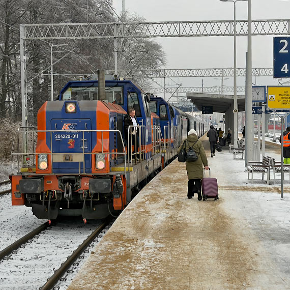 Oblodzona trakcja parali�uje dalej kolej. Poci�gi ze �winouj�cia ruszaj� na spalinowych lokomotywach. Zobacz film!