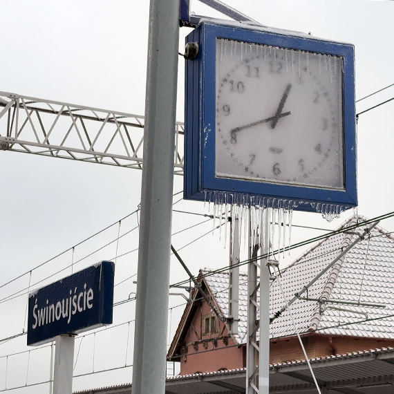 Oblodzona trakcja paraliżuje dalej kolej. Pociągi ze Świnoujścia ruszają na spalinowych lokomotywach. Zobacz film!