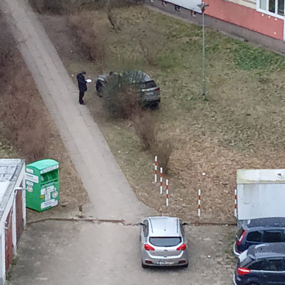 Lexus na trawniku i ponad dwa promile alkoholu. Policja zatrzymała 35-latka