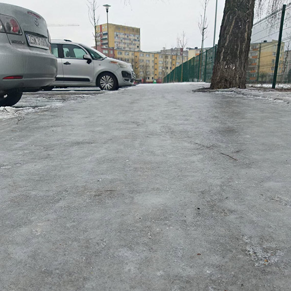 Szklanka na chodniku. Mieszkaniec alarmuje: „Tu kto� si� prosi o upadek”