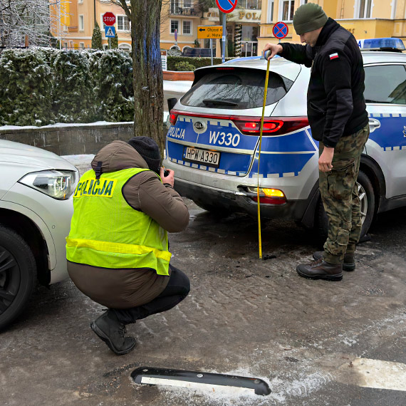 Kobieta kieruj�ca BMW uderzy�a w policyjny radiow�z na Kasprowicza. Jedna osoba trafi�a do szpitala
