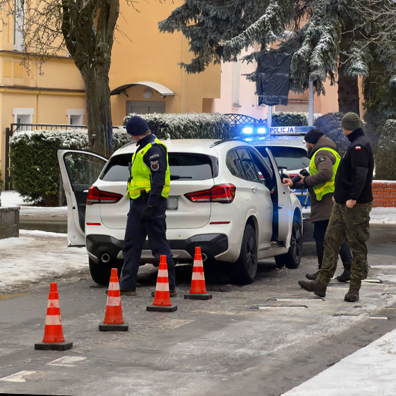 Kobieta kieruj�ca BMW uderzy�a w policyjny radiow�z na Kasprowicza. Jedna osoba trafi�a do szpitala