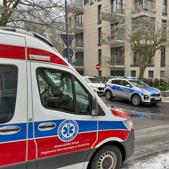 Kobieta kieruj�ca BMW uderzy�a w policyjny radiow�z na Kasprowicza. Jedna osoba trafi�a do szpitala