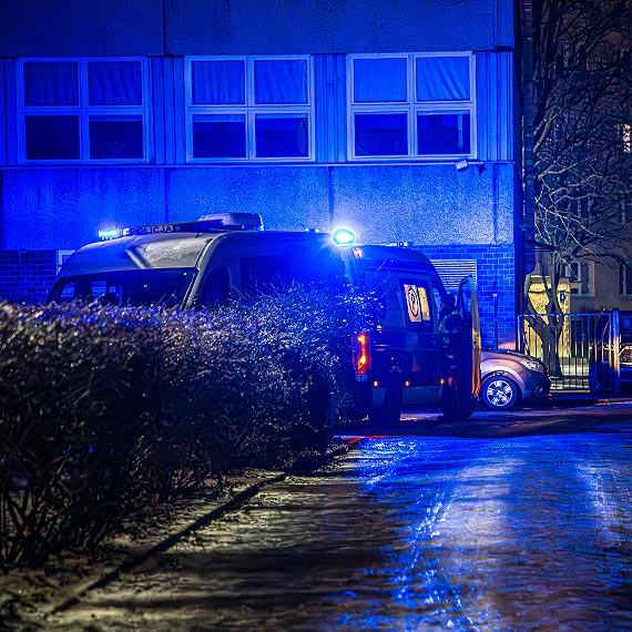 Bijatyka z u�yciem gazu przy szkole przy ulicy Witosa. Interweniowa�y policja i pogotowie