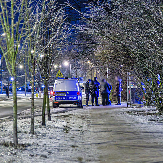 Nietrze�wy m�czyzna spa� na �awce. Policja interweniowa�a przy ulicy Matejki