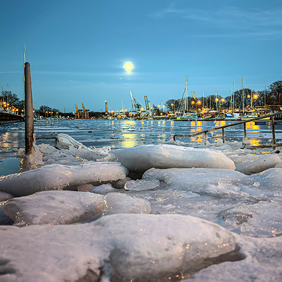 Pe�nia nad portem. Zimowa noc w �winouj�ciu