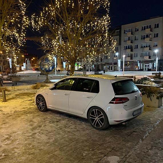 Samoch�d zaparkowany na Placu Wolno�ci. Mieszka�cy pytaj�: jak to mo�liwe?