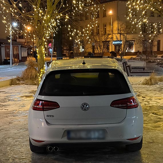 Samoch�d zaparkowany na Placu Wolno�ci. Mieszka�cy pytaj�: jak to mo�liwe?