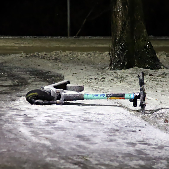 Od�nie�ona �cie�ka, oblodzony chodnik. Hulajnogi zamarz�y i zosta�y na lodzie