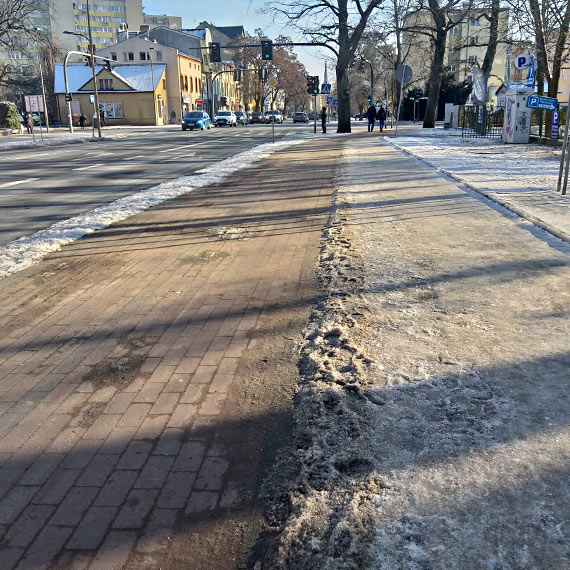 Od�nie�ona �cie�ka, oblodzony chodnik. Hulajnogi zamarz�y i zosta�y na lodzie