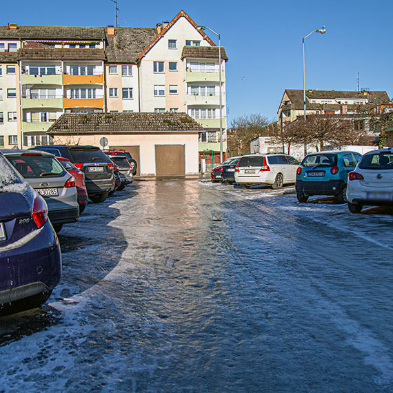 Od�nie�ona �cie�ka, oblodzony chodnik. Hulajnogi zamarz�y i zosta�y na lodzie