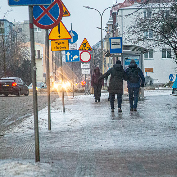 Miasto zamieni�o si� w lodowisko. Fala upadk�w na oblodzonych chodnikach - warunki skrajnie niebezpieczne