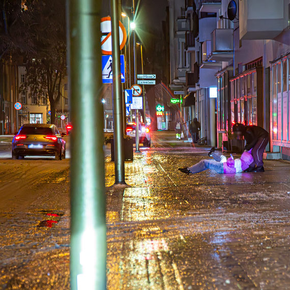 Miasto zamieni�o si� w lodowisko. Fala upadk�w na oblodzonych chodnikach - warunki skrajnie niebezpieczne
