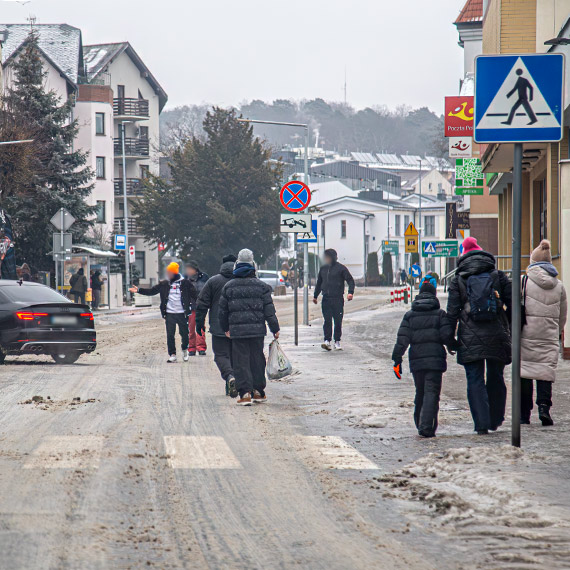 Deszcz, kt�ry zamieni� Mi�dzyzdroje w lodowisko. Piesi schodzili z chodnik�w na jezdni�