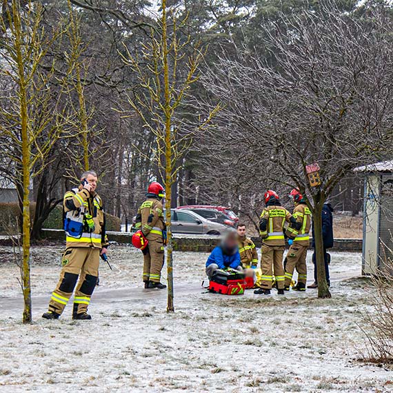 Po godz. 14:00 wszystko si� posypa�o. Kobieta le�a�a, karetka nie dojecha�a