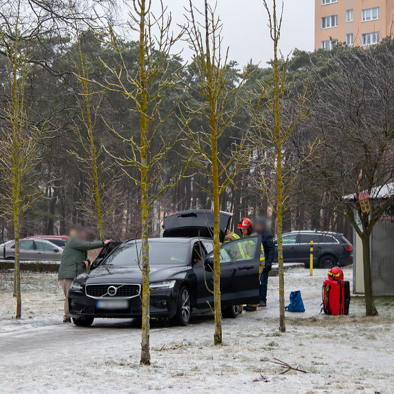 Po godz. 14:00 wszystko si� posypa�o. Kobieta le�a�a, karetka nie dojecha�a