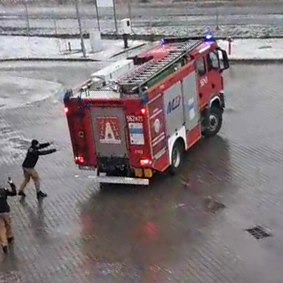 Chwile grozy w Komendzie Miejskiej PSP w �winouj�ciu. W�z o krok od tragedii podczas wyjazdu do akcji. Zobacz film!