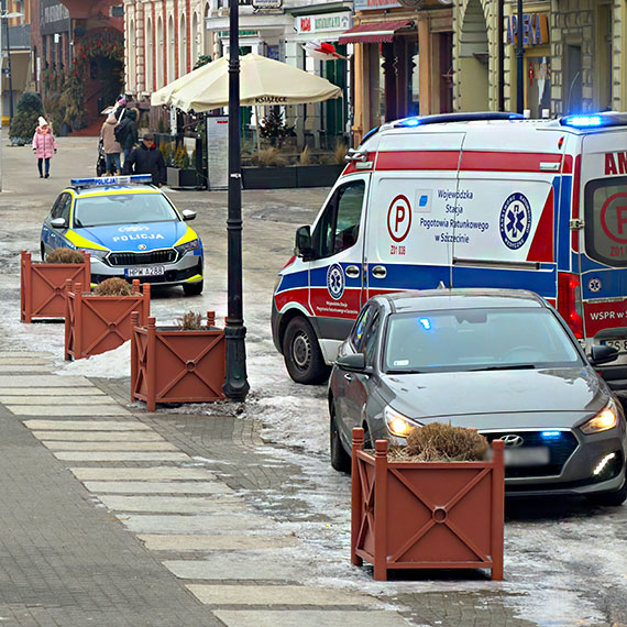 Zaczepiał przechodniów na deptaku. Interweniowała policja i pogotowie