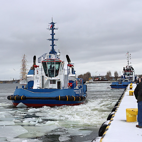 „Dar M�odzie�y” przebi� si� przez zalodzony Zalew Szczeci�ski. Do niedzieli b�dzie ozdob� �winoujskiego nabrze�a